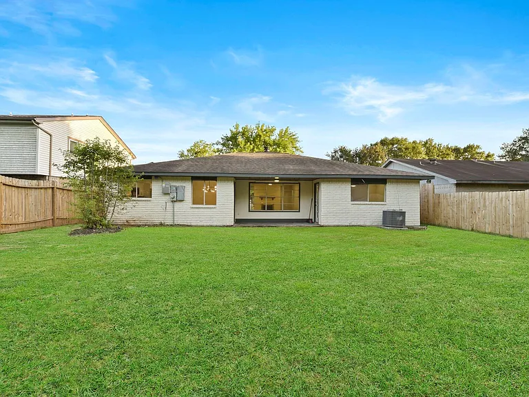 2322 Aprilmont Dr — Photo 30