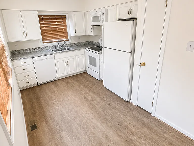 8333 Elm Rd #B — Photo 4