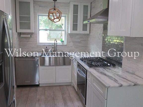 5th image of 919 Canovia Ave