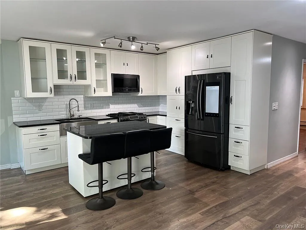 4 bed, 2.0 bath, 1600 sqft, $2,850 — Photo 3