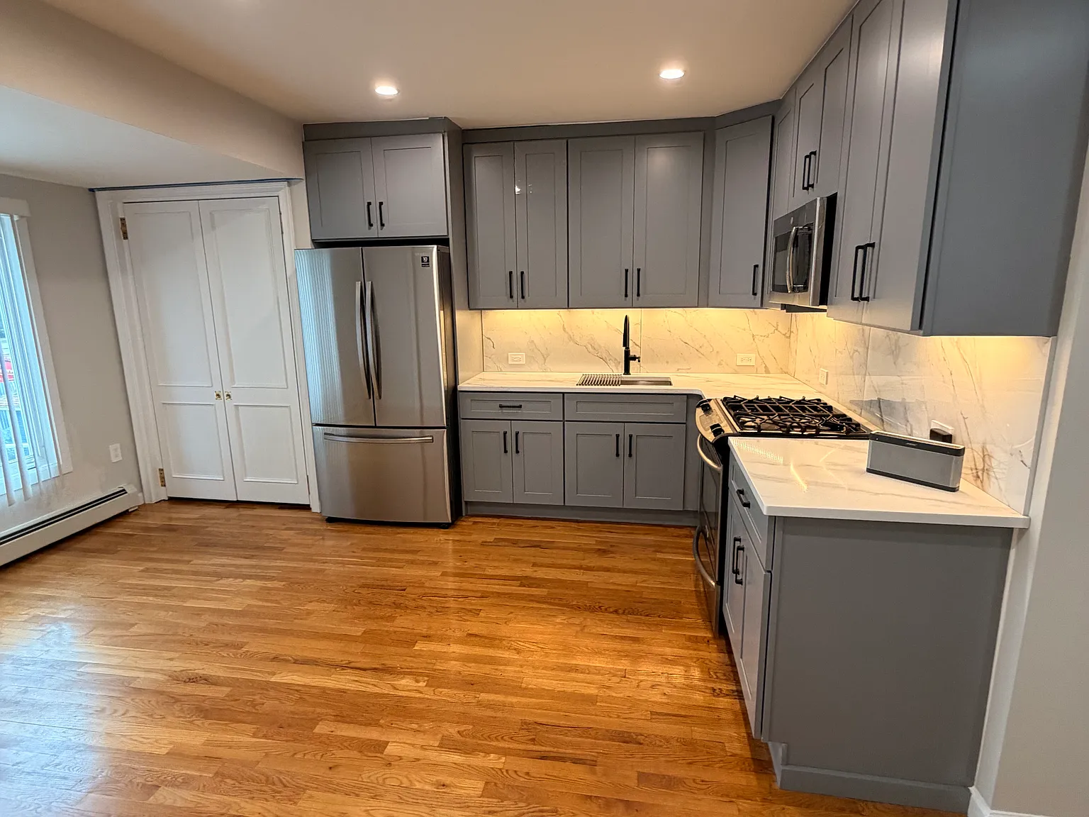 2 bed, 900 sqft, $2,900 — Photo 3