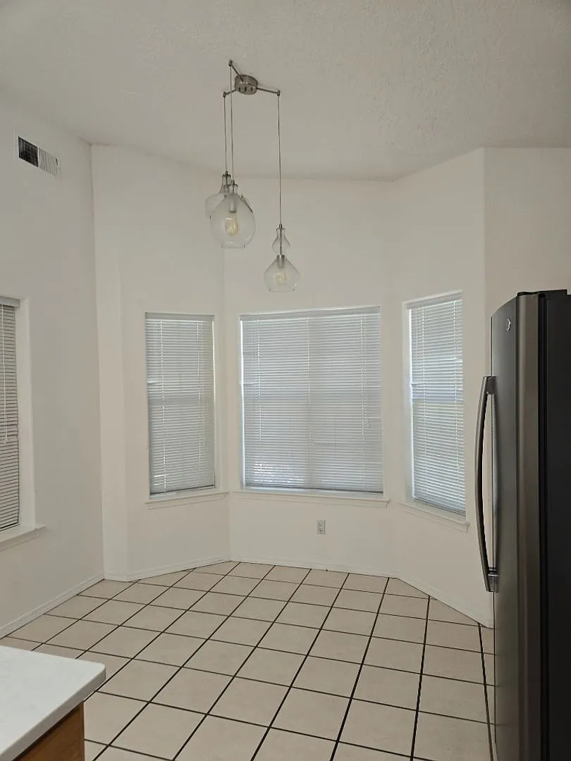 3 Bedroom, 2 Bathroom Home! Schedule a Showing! — Photo 4