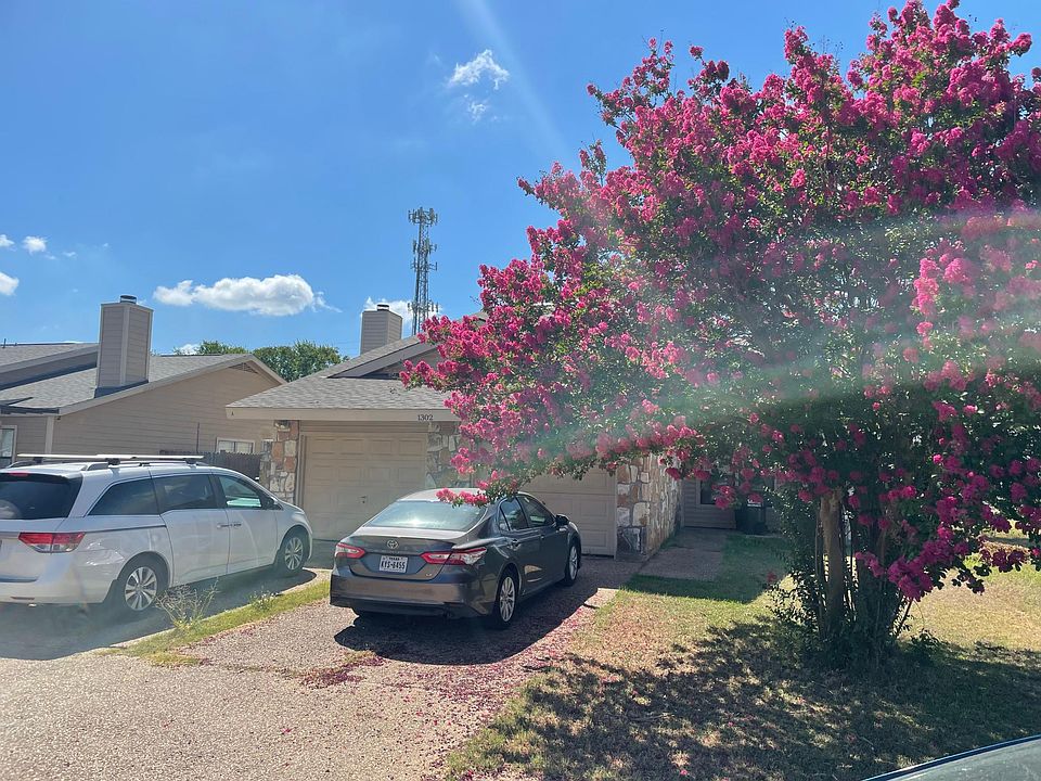 Frontyard with a lovely tree