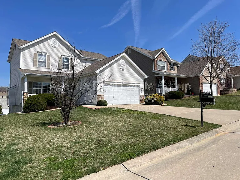 5533 Emerald Place Dr — Photo 2