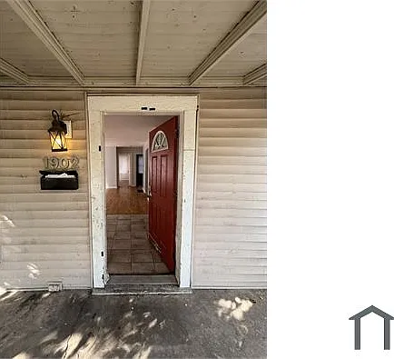 1902 E 35th St — Photo 3