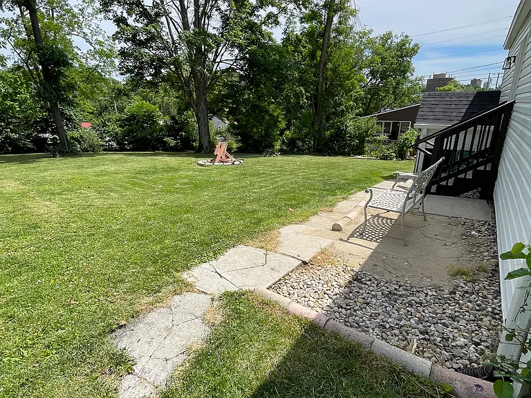 353 N Madison Ave — Photo 22