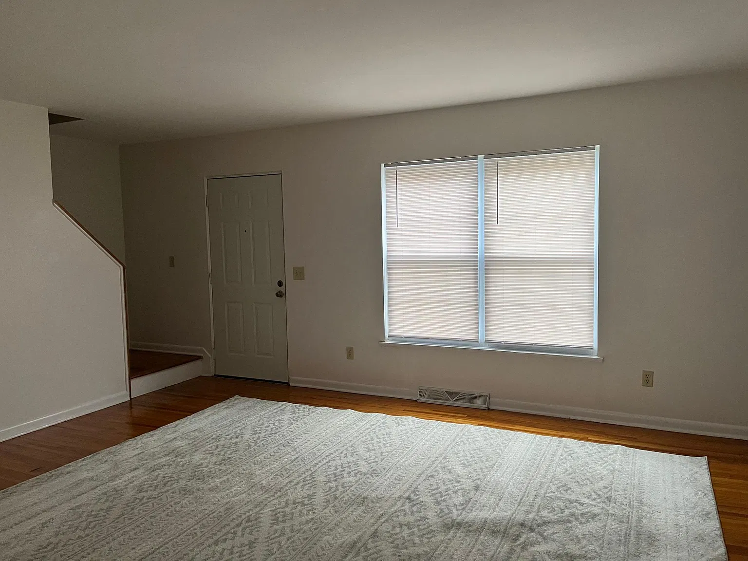 3 bed, 1200 sqft, $1,200 — Photo 2