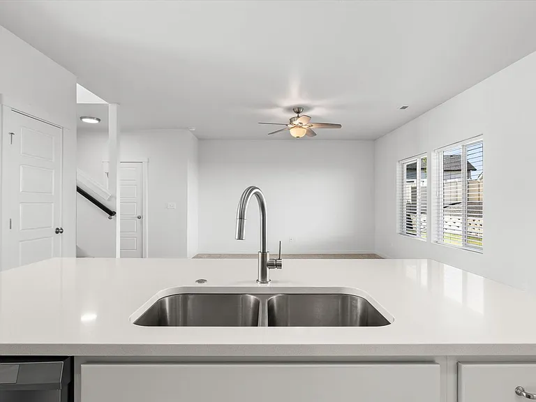 655 N Sevenoaks Ave — Photo 9