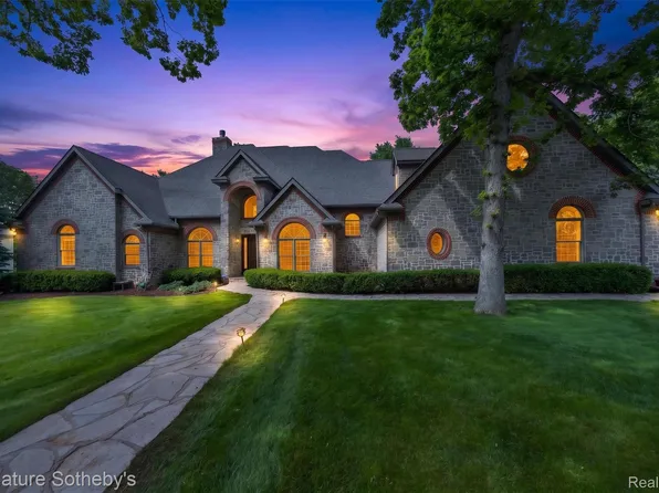 900 Hill Hollow Ln, Milford, MI 48381