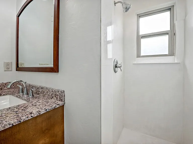 1121 E 9th St #1 — Photo 21