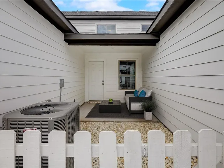 Townhomes at Bluebonnet Trails — Photo 15