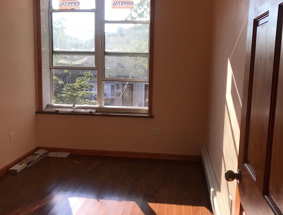 1st image of 225 Bay 11 St
