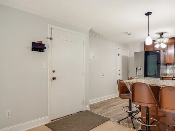 668 Robbins Ave APT 15, Dracut, MA 01826