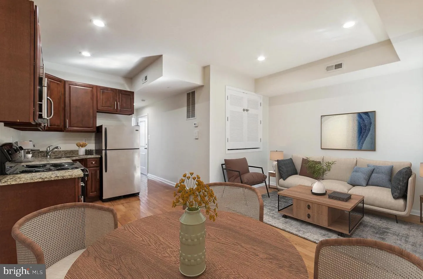 4 bed, 1000 sqft, $1,800 — Photo 1