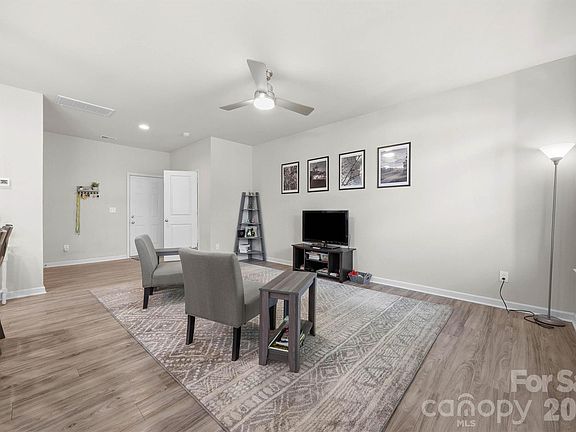 5th image of 204 Overstone Ct