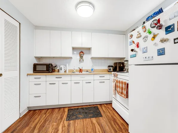 Pine Ridge Apartments, 228 Riverview Ct #545-B, Morgantown, WV 26501