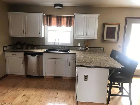 3rd image of 2160 Camelot Dr