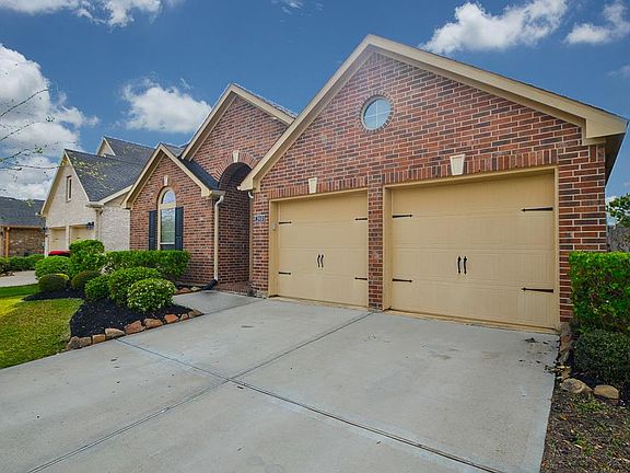 2nd image of 2910 Fair Chase Dr