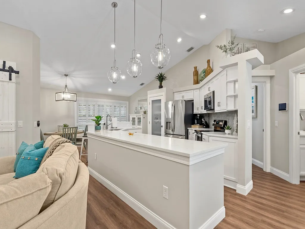 2 bed, 2017 sqft, $10,000 — Photo 4
