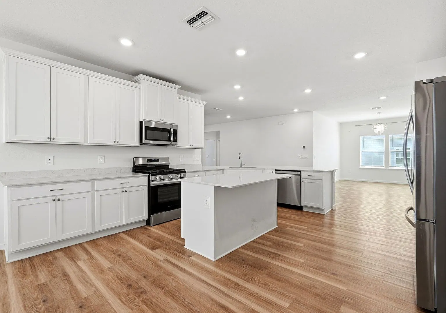 Stunning New Construction Home in Trailhead Landing — Photo 4