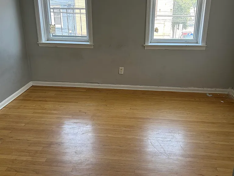 581 60th St #6 — Photo 3