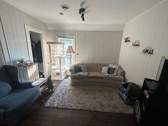 3rd image of 725 W Broadway St APT 4
