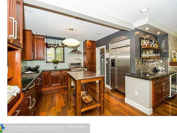 2nd image of 716 SE 6th Ct
