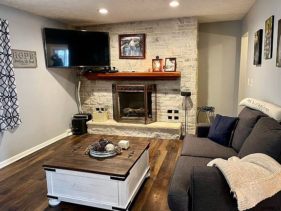 4th image of 121 N Park Ln