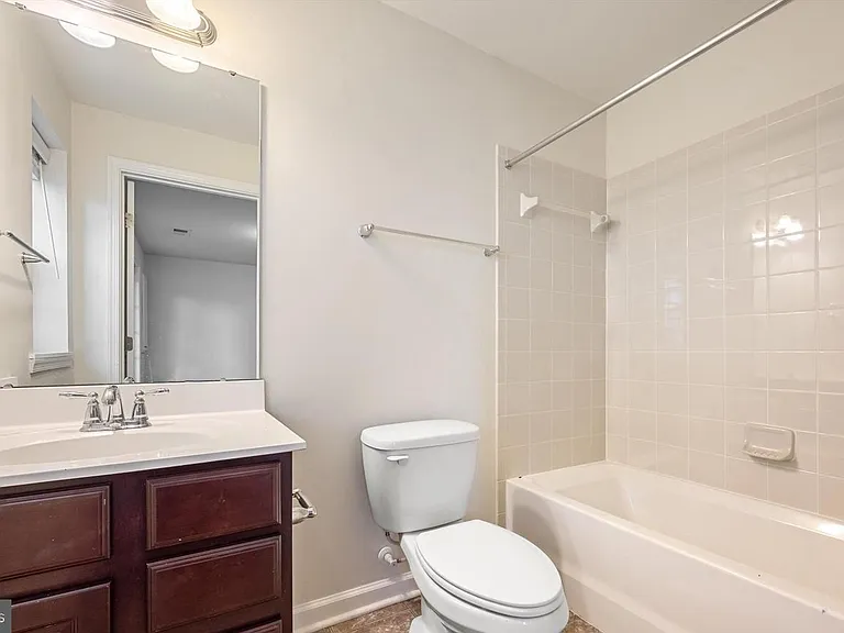 106 Argyle Ct — Photo 4