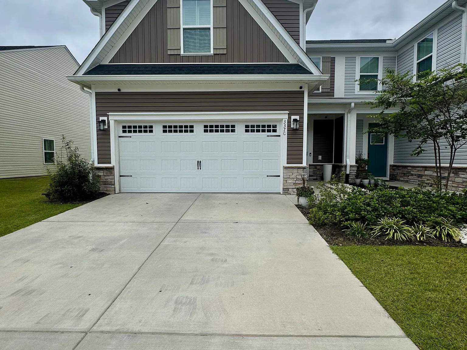 3 bed, 2.5 bath, 1912 sqft, $2,200 — Photo 2