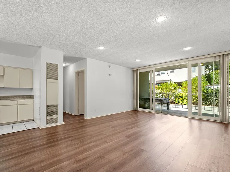 691 1/2 Levering Ave — Photo 1