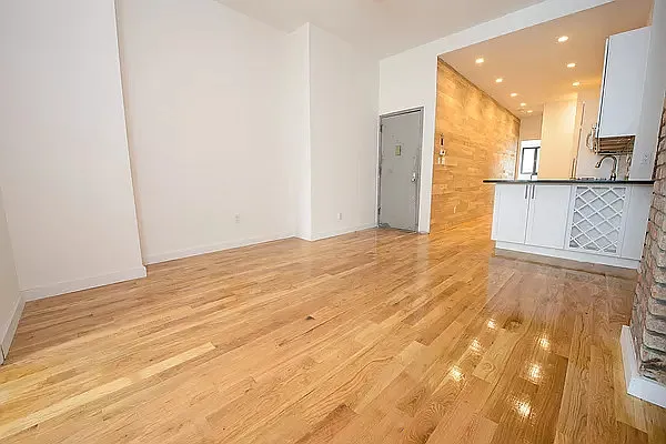 Rented by Safdie Realty Group | media 17