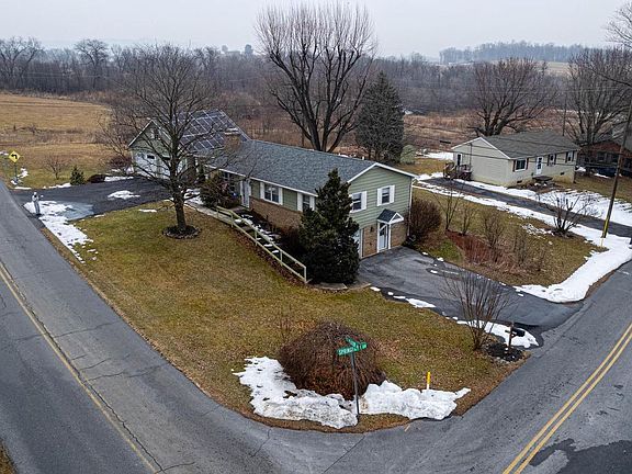 4th image of 824 Fox Meadow Rd