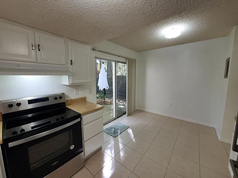 3417 SW 28th Ter #D — Photo 9