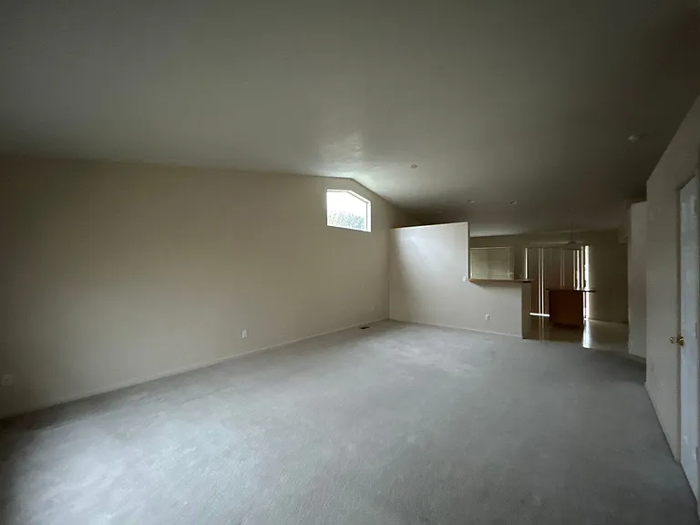 450 NE Hillcrest St — Photo 2