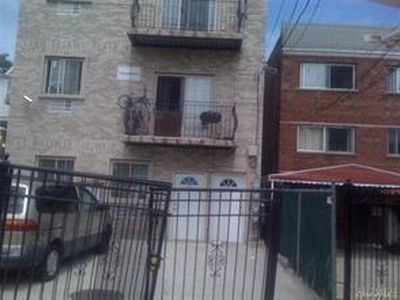 781 E 211 Street, Bronx, NY, 10467