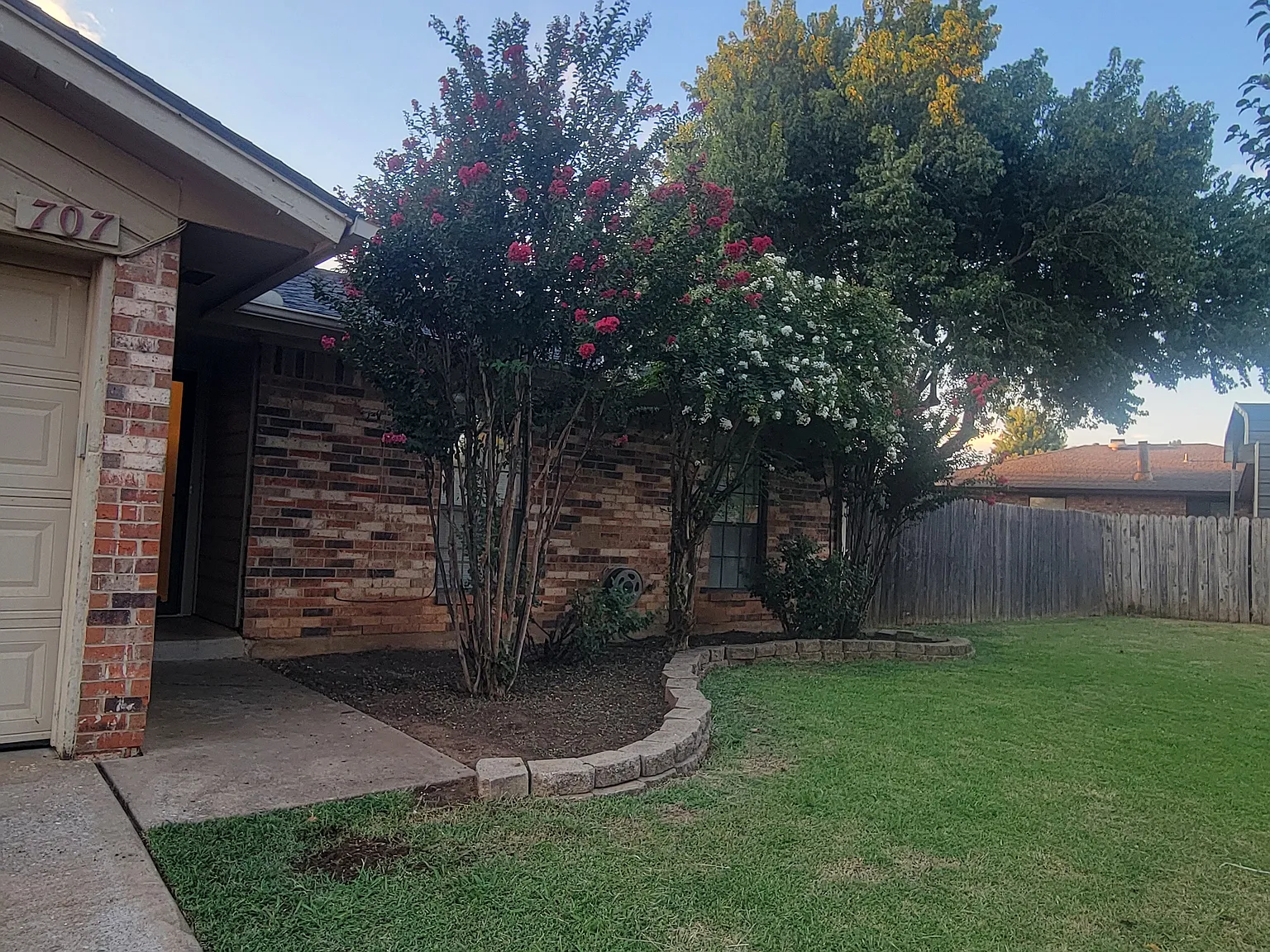 707 Hawthorne Ln — Photo 2