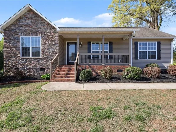 126 Camino Dr, Thomasville, NC 27360