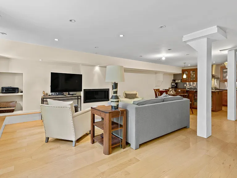 32 Concord Sq #1 — Photo 8