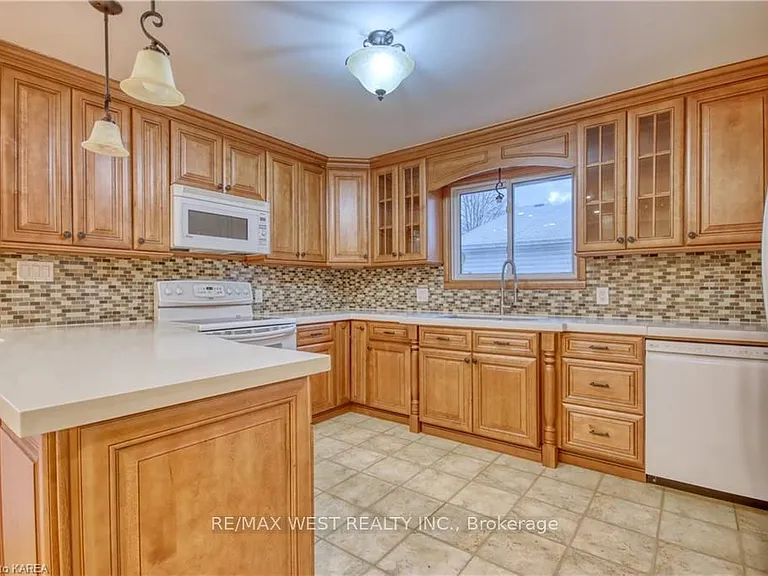 24 Bernadette Ct #MAIN FLOOR — Photo 9
