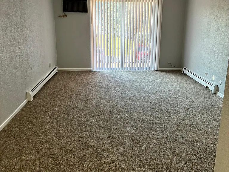 333 Hawthorne Cir #5 — Photo 1