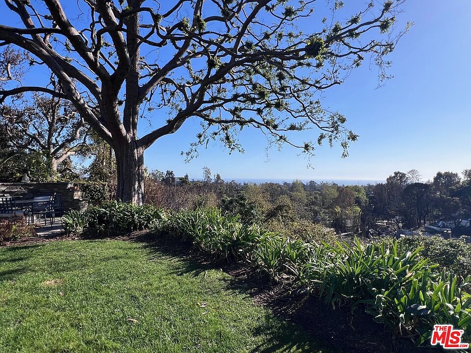 2nd image of 1055 Las Pulgas Rd