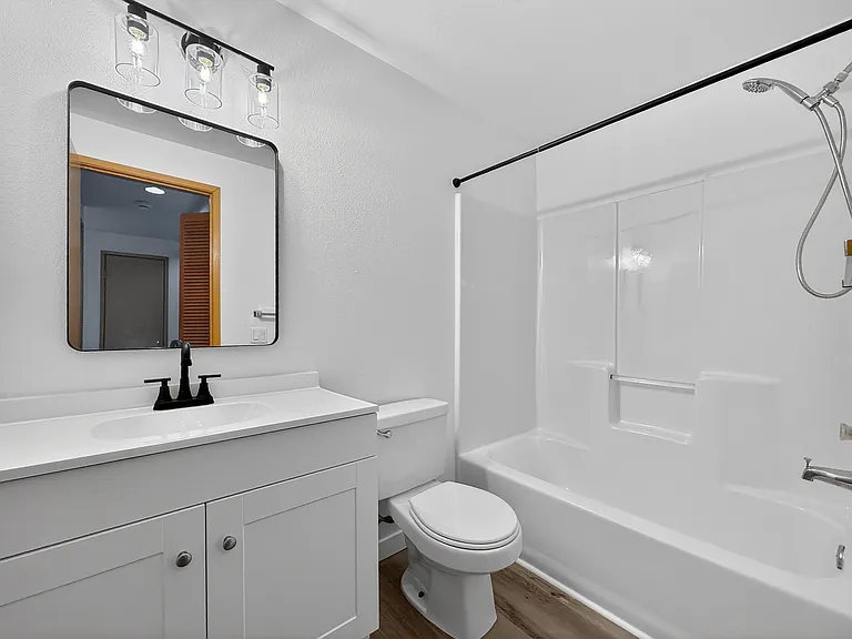 Stone Court Apartments — Photo 17
