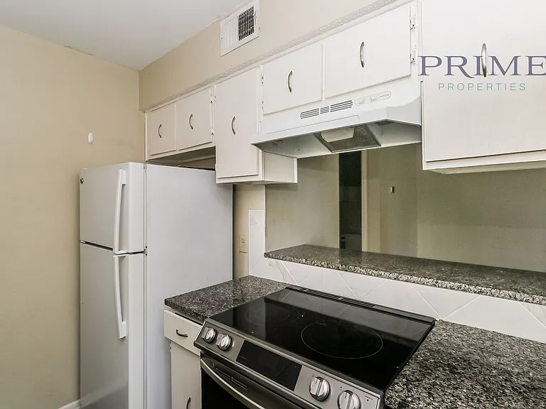 500 E Riverside Dr #135 — Photo 4