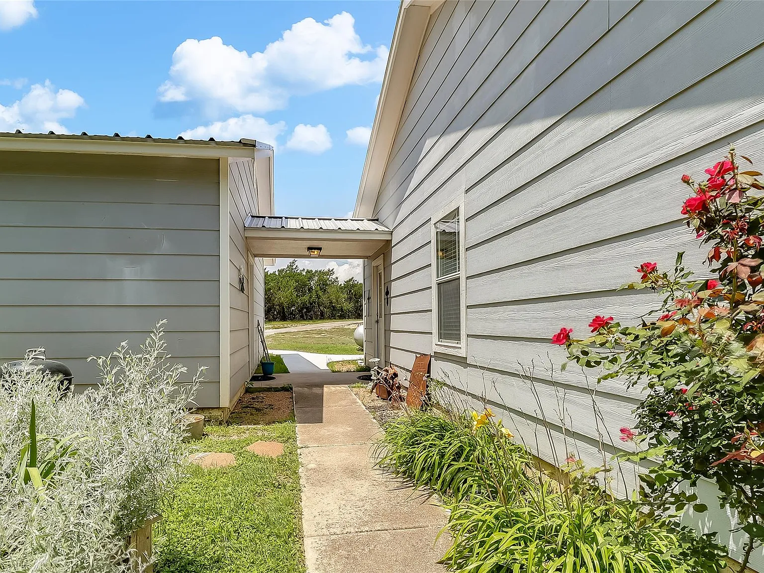 4 bed, 2.0 bath, 2150 sqft, $2,700 — Photo 4