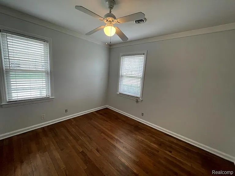 26604 Groveland St — Photo 9