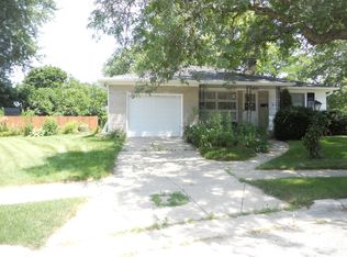 215 Walter Ct, Elgin, IL 60123