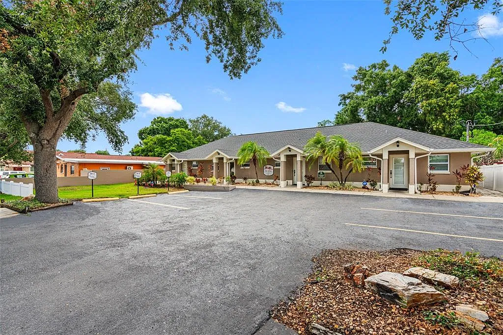 2 bed, 1.0 bath, 800 sqft, $1,800 — Photo 1