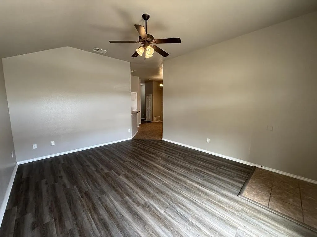 4205 Cambridge Dr, apt a — Photo 3