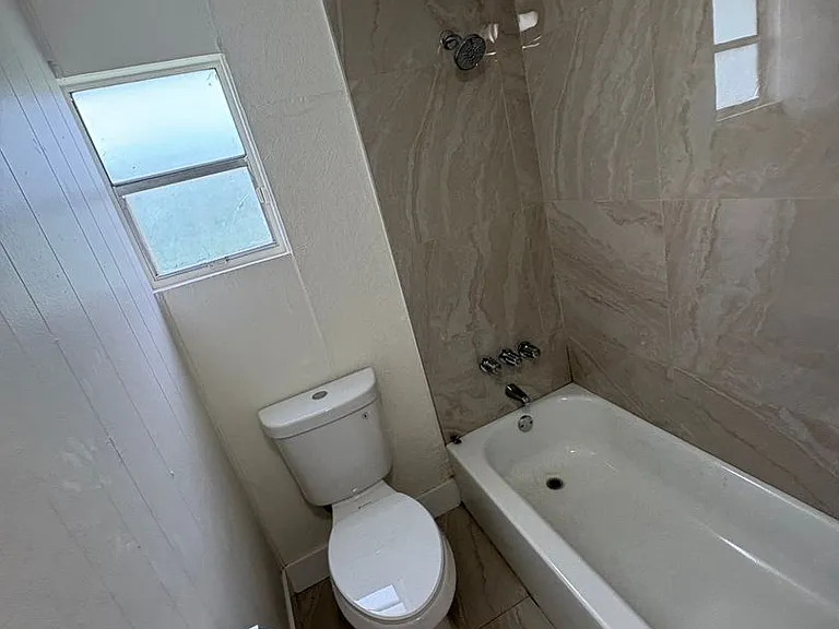 2624 Lee St — Photo 9